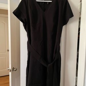 Lena V-neck dress in black